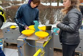 6.-9. klašu skolēni piedalījās ceļojošās laikmetīgās mākslas izstādē “Māksla uz riteņiem”