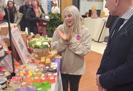 7.decembrī Talsu pamatsskolas skolēni Anna Roga un Roberts Roga SMU “Annas beauty studio” piedalijās Junior Achievenent organizētajā pasākumā “Cits bazārs ziemā 2024”.