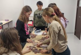 Talsu pamatskolas 5.-9. klašu skolēni klases stundās nostiprina zināšanas par Barikāžu laiku.