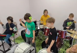 Pirmklasnieki, kuri sitamo instrumentu spēli apgūst vien 5 mēnešus…