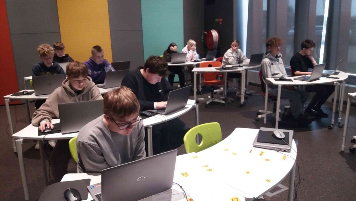 “Izstrādājumu izveide, strādājot ar programmvadāmiem darbgaldiem”