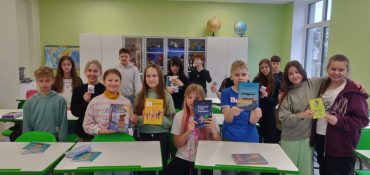 Talsu pamatskolas 5.b klases  skolēni saņēma balvu – grāmatas no žurnāla ” Lasis”.