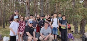 Latvijas Zaļas kustības un Talsu novada Bērnu un jauniešu centra rīkotajā “Mērsraga pelēkās kāpas sakopšanas talka”.
